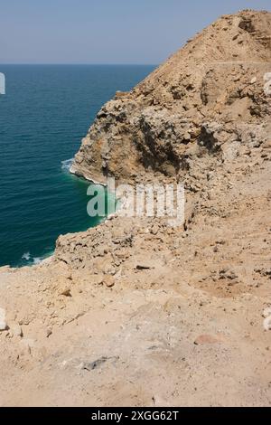 Mer morte Jordanie falaises rocheuses avec dépôts de sel sur la rive est de la mer morte Banque D'Images