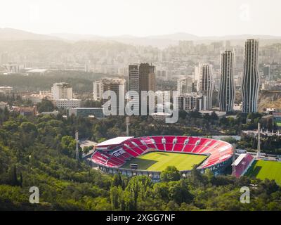 Tbilissi, Géorgie- 4 juillet 2024 : vue aérienne de la ville de Tbilissi et du stade Mikheil Meskhi ou stade Lokomotivi. Stade polyvalent à Tbilissi Banque D'Images