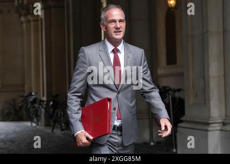 RETRANSMISSION DU NOM MODIFICATIF le secrétaire aux Sciences, à l'innovation et à la technologie Peter Kyle arrive à Downing Street, à Londres, pour une réunion du Cabinet. Date de la photo : mardi 9 juillet 2024. Banque D'Images