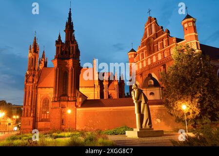 Adam Mickiewicz Monument près de l'église Sainte-Anne et de l'église des membres François et présents Bernard, site du patrimoine mondial de l'UNESCO, Vilnius, Lituanie, Europ Banque D'Images