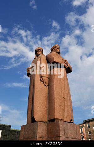 Monument letton Red Riflemen, Town Hall Square, Old Town, Riga, Lettonie, région Baltique, Europe Banque D'Images