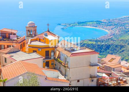 Vue sur le village de Castelmola et la côte ionienne, Castelmola, Taormina, Sicile, Italie, Méditerranée, Europe Banque D'Images