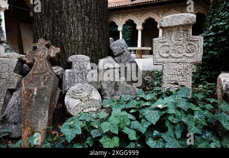 La minuscule église Stavropoleos du XVIIIe siècle, l'un des plus beaux monuments religieux de la capitale, qui faisait à l'origine partie du monastère de Stavropoleos, ol Banque D'Images