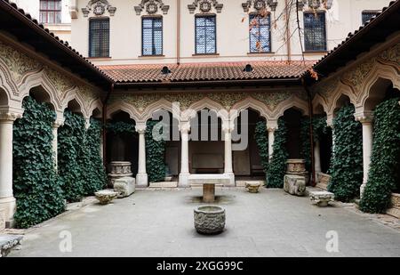 La minuscule église Stavropoleos du XVIIIe siècle, l'un des plus beaux monuments religieux de la capitale, qui faisait à l'origine partie du monastère de Stavropoleos, ol Banque D'Images