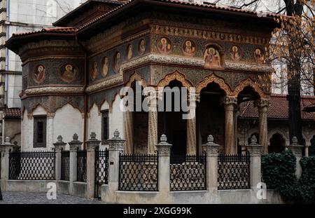 La minuscule église Stavropoleos du XVIIIe siècle, l'un des plus beaux monuments religieux de la capitale, qui faisait à l'origine partie du monastère de Stavropoleos, ol Banque D'Images