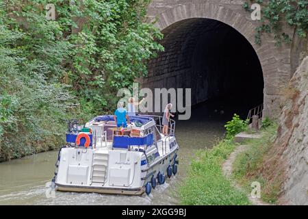 Passage du tunnel Malpas. Navigation sur le Canal du midi près de Béziers. Occitanie, France Banque D'Images