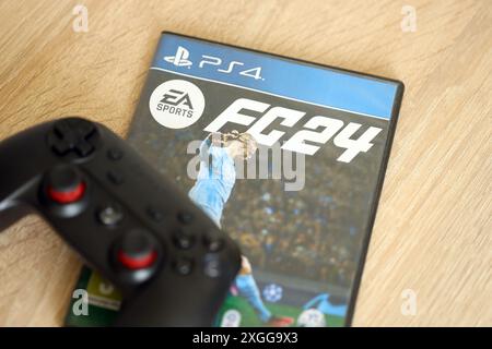 KIEV, UKRAINE - 26 JUIN 2024 FC24 FIFA soccer PS4 boîte de disques de jeu vidéo pour console de jeu. Gros plan sur les disques de jeux vidéo populaires Banque D'Images