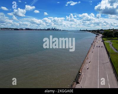 Vue aérienne vers le haut de la rivière Mersey en direction de Liverpool depuis la promenade de New Brighton. Banque D'Images