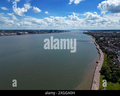 Vue aérienne vers le haut de la rivière Mersey en direction de Liverpool depuis la promenade de New Brighton. Banque D'Images