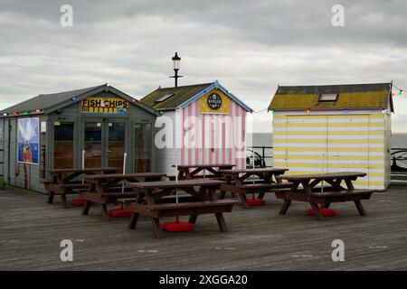 16 février 2024 : stands de nourriture déserts de cabane de plage sur Southend Pier un jour d'hiver. Banque D'Images