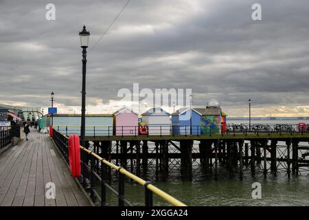 16 février 2024 : stands de nourriture déserts de cabane de plage sur Southend Pier un jour d'hiver. Banque D'Images