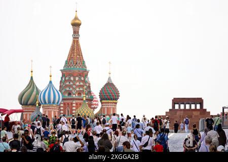 Les gens marchent sur la place Rouge à Moscou sur fond de la cathédrale de Basile en été Banque D'Images