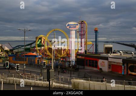 16 février 2024 : le soleil de fin d'après-midi tombe sur la foire Adventure Island Fun à Southend-on-Sea, Essex. Banque D'Images