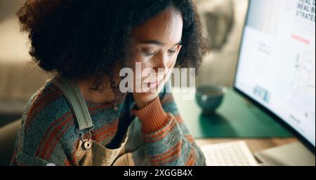 Education, femme et penser la nuit par ordinateur, recherche ou lecture à table. Étudiante féminine, cours en ligne et fatiguée à la maison pour elearning Banque D'Images
