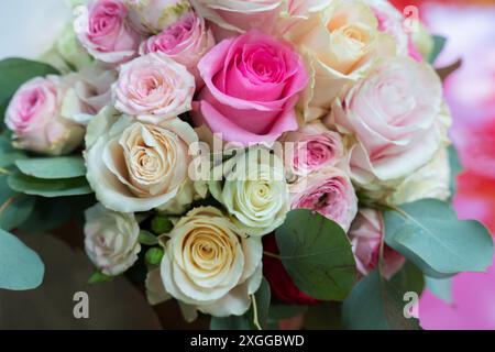 fleurs, violet, rose, bouquet de mariée, décoration, table, fleur, mariage, arrangement, événement Banque D'Images