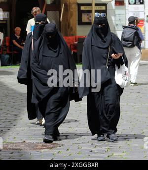 Femmes dans le niqab (touristes) à Prague, République tchèque, 8 juillet 2024. (CTK photo/Milos Ruml) Banque D'Images