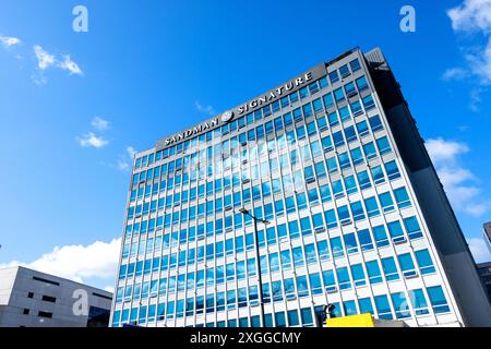 Newcastle Royaume-Uni : 8 juin 2024 : Sandman signature Newcastle Hôtel un jour de ciel bleu ensoleillé. Grand hôtel à Newcastle, Angleterre avec d'innombrables fenêtres qui m Banque D'Images