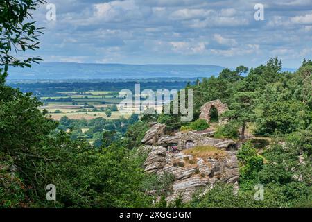 L'arche de la grotte et la colline de la grotte vues de l'Ermitage à Hawkstone Follies, Hawkstone Park, Weston-under-Redcastle, Shrewsbury, Shropshire Banque D'Images