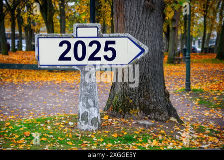 2025 écrit sur un vieux panneau de signalisation français, fond d'automne carte de voeux du nouvel an Banque D'Images