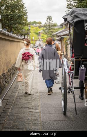 Un couple dans le kimono japonais marchant dans une rue traditionnelle. Kyoto, Japon. Banque D'Images