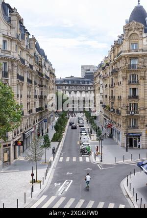 Paris, France 07.05.2024. Une rue typiquement parisienne avec des bâtiments haussmanniens. Banque D'Images