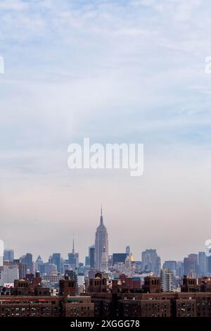 L'Empire State Building et New York Skyline avec Negative Space Banque D'Images