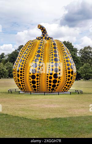 Sculpture de citrouille en bronze à grande échelle de Yayoi Kusama exposée au Round Pond Kensington Gardens London UK Banque D'Images