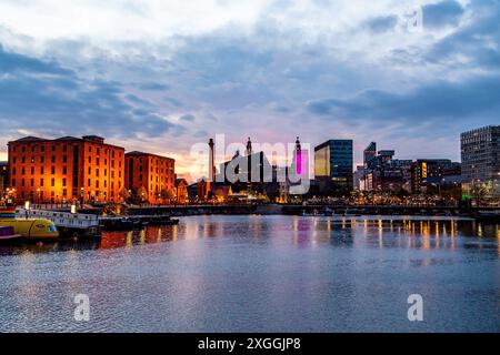 Liverpool City Skyline depuis le Royal Albert Dock la nuit Banque D'Images