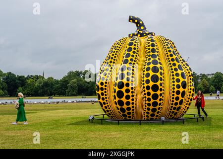 Londres, Royaume-Uni. 9 juillet 2024. Pumpkin, 2024, par Yayoi Kusama, Courtesy Ota Fine Arts, Victoria Miro et David Zwirner et organisé par la Serpentine Gallery et les Royal Parks. Situé près de l'étang rond dans les jardins de Kensington du 9 juillet au 3 novembre 2024. C'est la plus haute sculpture de citrouille en bronze de Kusama à ce jour, mesurant 6 mètres de haut et 5,5 mètres de diamètre. Crédit : Guy Bell/Alamy Live News Banque D'Images