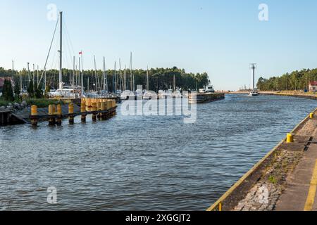 Entrée au port maritime de Łeba. Vue sur la marina. L'embouchure de la rivière Łeba. Mât radar et arbres en arrière-plan. Vacances sur le bal polonais Banque D'Images