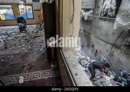 Deir Al Balah, Territoires palestiniens. 09 juillet 2024. Des Palestiniens inspectent une mosquée endommagée suite à une attaque israélienne. Crédit : Abed Rahim Khatib/dpa/Alamy Live News Banque D'Images