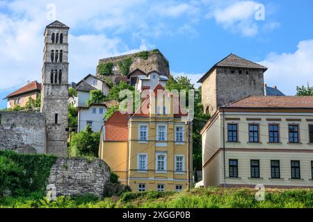 En regardant les ruines de l'église Sainte-Marie et le clocher de Saint-Luc dans la vieille ville de Jajce avec la forteresse en arrière-plan. Central Bos Banque D'Images