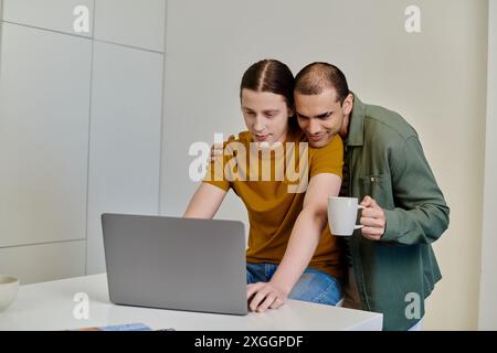 Un jeune couple gay passe du temps de qualité ensemble dans leur appartement moderne, profitant d’un moment partagé d’intimité et de connexion. Banque D'Images