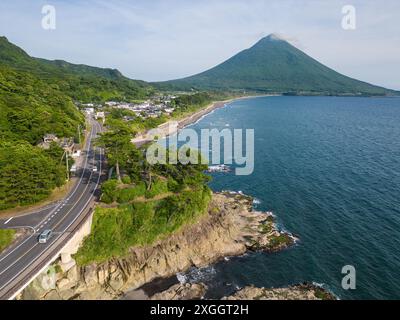 Kagoshima, Japon : vue aérienne par drone de la superbe route côtière de Kyushu avec le volcan Kaimon au bord de la mer au Japon. Banque D'Images