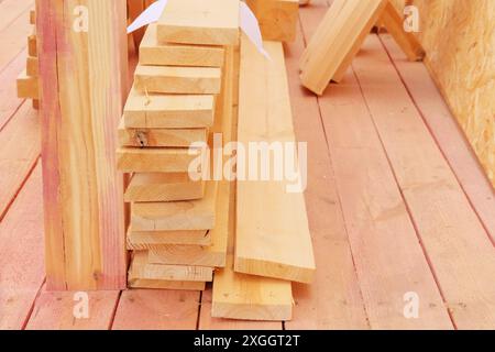 Stockage de nouvelles planches de bois. Planches en bois sur chantier. Construction d'une terrasse en bois. Banque D'Images