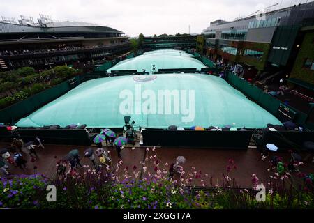 Une vue générale des courts extérieurs couverts alors que la pluie tombe le neuvième jour des championnats de Wimbledon 2024 au All England Lawn Tennis and Croquet Club, Londres. Date de la photo : mardi 9 juillet 2024. Banque D'Images