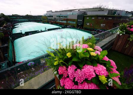 Une vue générale des courts extérieurs couverts alors que la pluie tombe le neuvième jour des championnats de Wimbledon 2024 au All England Lawn Tennis and Croquet Club, Londres. Date de la photo : mardi 9 juillet 2024. Banque D'Images