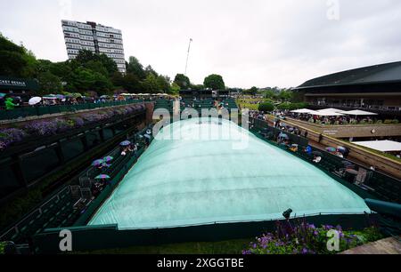 Une vue générale des courts extérieurs couverts alors que la pluie tombe le neuvième jour des championnats de Wimbledon 2024 au All England Lawn Tennis and Croquet Club, Londres. Date de la photo : mardi 9 juillet 2024. Banque D'Images