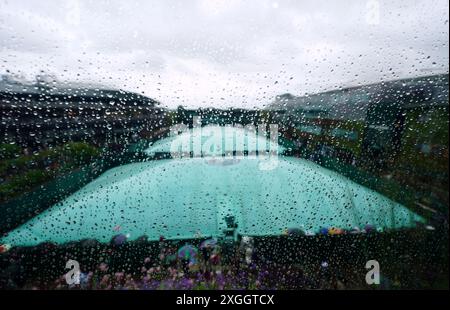 Vue générale des gouttelettes de pluie et des courts extérieurs couverts le neuvième jour des Championnats de Wimbledon 2024 au All England Lawn Tennis and Croquet Club, Londres. Date de la photo : mardi 9 juillet 2024. Banque D'Images