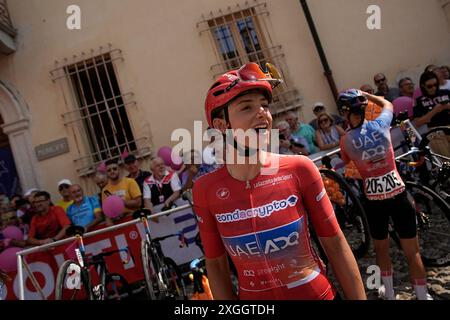 Chiara Consonni (UAE Team ADQ) maillot rouge, lors de la 3ème étape du Giro d'Italia Women, de Sabbioneta à Toano, Italie mardi 09 juillet 2024. Sport - cyclisme . (Photo de Marco Alpozzi/Lapresse) crédit : LaPresse/Alamy Live News Banque D'Images