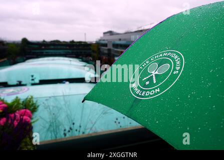 Une vue générale des courts extérieurs couverts alors que la pluie tombe le neuvième jour des championnats de Wimbledon 2024 au All England Lawn Tennis and Croquet Club, Londres. Date de la photo : mardi 9 juillet 2024. Banque D'Images