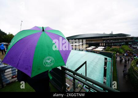 Une vue générale des courts extérieurs couverts alors que la pluie tombe le neuvième jour des championnats de Wimbledon 2024 au All England Lawn Tennis and Croquet Club, Londres. Date de la photo : mardi 9 juillet 2024. Banque D'Images