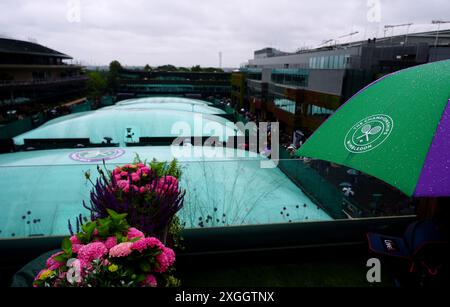 Une vue générale des courts extérieurs couverts alors que la pluie tombe le neuvième jour des championnats de Wimbledon 2024 au All England Lawn Tennis and Croquet Club, Londres. Date de la photo : mardi 9 juillet 2024. Banque D'Images