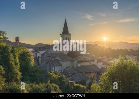 Spoleto, Santa Maria Assunta ou cathédrale Sainte Marie duomo au coucher du soleil. Province de Pérouse, région Ombrie, Italie, Europe. Banque D'Images