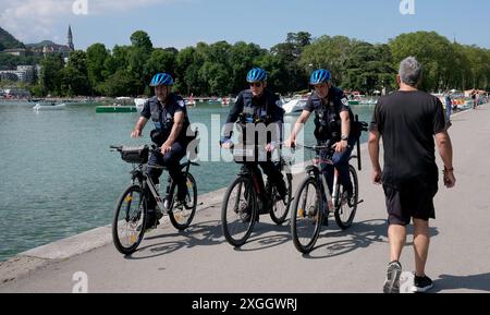 La police municipale française à vélo au lac d'Annecy en France Banque D'Images