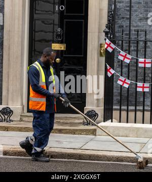 Londres, Royaume-Uni. 09 juillet 2024. Nettoyeur de rue au 10 Downing Street London. Crédit : Ian Davidson/Alamy Live News Banque D'Images