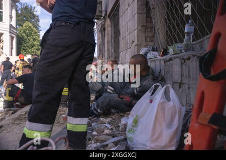 Kiev, Ukraine, juillet-08-2024. Les travailleurs des services médicaux d'urgence se reposent alors que les opérations de recherche et de sauvetage se poursuivent à l'hôpital pour enfants d'Okhmatdyt suite à une frappe directe de missiles russes sur l'installation. Crédit : Zachary Tarrant/Alamy Live News Banque D'Images