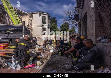 Kiev, Ukraine, juillet-08-2024. Les travailleurs des services médicaux d'urgence se reposent alors que les opérations de recherche et de sauvetage se poursuivent à l'hôpital pour enfants d'Okhmatdyt suite à une frappe directe de missiles russes sur l'installation. Crédit : Zachary Tarrant/Alamy Live News Banque D'Images