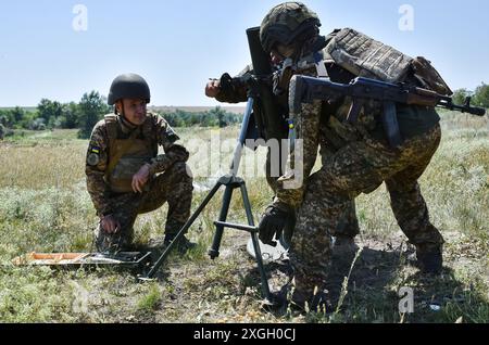 Zaporizhzhia, Ukraine. 08 juillet 2024. Les militaires ukrainiens de la 15e brigade (Kara-Dag) de la Garde nationale ukrainienne se préparent à tirer un mortier de 82 mm pendant les pratiques militaires. L'Ukraine et la Russie sont confrontées à un «été mortel» au cours duquel les deux parties subiront de lourdes pertes et ne seront peut-être pas en mesure d'atteindre un tournant décisif. Pour l’Ukraine, la tâche consistera maintenant à maintenir ses positions de première ligne avec de nouvelles armes occidentales. À son tour, la Russie continuera à utiliser sa tactique habituelle : des assauts de viande pour de petits succès. Crédit : SOPA images Limited/Alamy Live News Banque D'Images