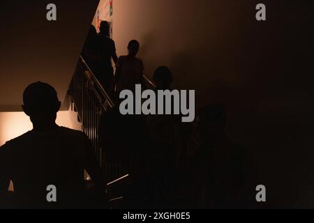 Attaque de missiles à l'hôpital Okhmatdyt, Kiev, Ukraine. Des bénévoles font tomber les escaliers de l'hôpital pour enfants Okhmatdyt. Crédit : Zachary Tarrant/Alamy Live News Banque D'Images